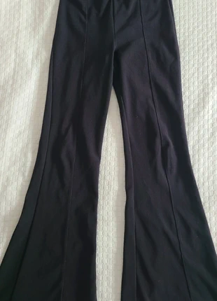 Pantalon flare, patte d'eph noire tendance, marque: Bershka, état: Très bon état, taille: S / 36 / 8, 8,00 €, 9,10 € Protection acheteurs incluse