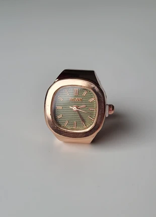 Rose Gold Clock Ring (Green Inside) - Adjustable
& Unisex, merk: Fashion Jewelry, staat: Nieuw zonder prijskaartje, maat: Aanpasbaar, € 11,00, € 12,25 inclusief Kopersbescherming
