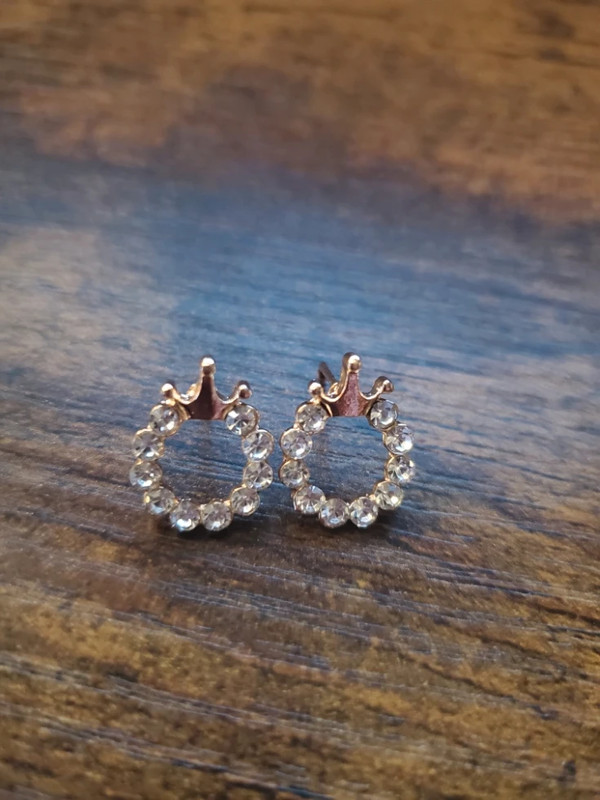 Rhinestone crown stud earrings