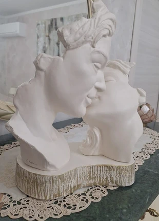 Scultura “Il Bacio” in ceramica bianca, marca: Bacio, estado: Muy bueno, 90,00 €, 95,20 € Protección al comprador incluida