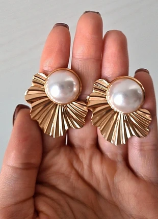 Orecchini dallo stile vintage con perla sintetica, brand: INOX, condizioni: Nuovo senza cartellino, €8.00, €9.10 include la Protezione acquisti