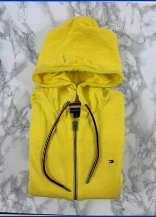 Sweat à Zip Tommy Hilfiger Jaune / Col à capuche/ Logo brodé / Taille M Homme, marke: Tommy Hilfiger, zustand: Neu, größe: M, 35,00 €, 37,45 € inklusive Vinted-Käuferschutz