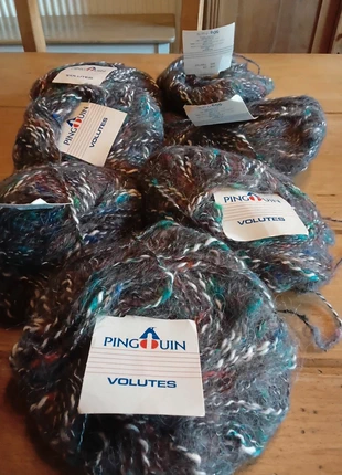 Lot de 7 pelotes de 50gr de fil fantaisie " volutes " de pingouin, marque: PINGOUIN, état: Neuf avec étiquette, 10,00 €, 11,20 € Protection acheteurs incluse