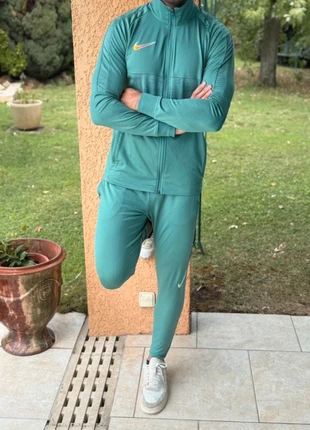 🎈Magnifique ensemble Nike vert chromé🎈, marque: Nike, état: Très bon état, taille: M, 65,00 €, 68,95 € Protection acheteurs (Pro) incluse