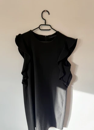Robe Zara Woman – Noir – Volants épaules – T. M, marke: Zara, zustand: Sehr gut, größe: M / 38 / 10, 10,00 €, 11,20 € inklusive Vinted-Käuferschutz