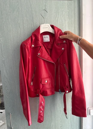 Giacca in pelle rossa, marque: Bershka, état: Neuf sans étiquette, taille: M, 15,00 €, 16,45 € Protection acheteurs incluse