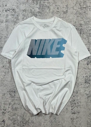 👕 T-shirt Nike Blanc Logo Bleu Dégradé M, marke: Nike, zustand: Sehr gut, größe: M, 14,99 €, 16,44 € beinhaltet Vinted-Käuferschutz Pro