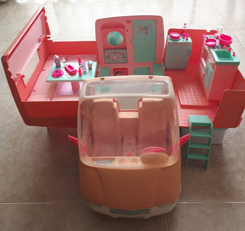 Autocaravana Barbie accesorios Vinted