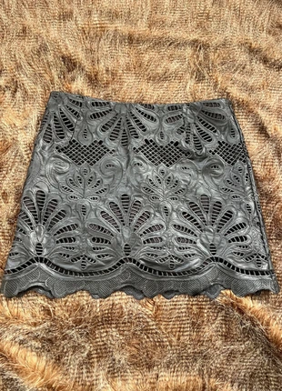 Schwarzer Spitzenrock mit Cut-Out Details, brand: Top Vintage, condizioni: Nuovo senza cartellino, taglia: M / IT 42 / EU 38, €45.00, €47.95 include la Protezione acquisti