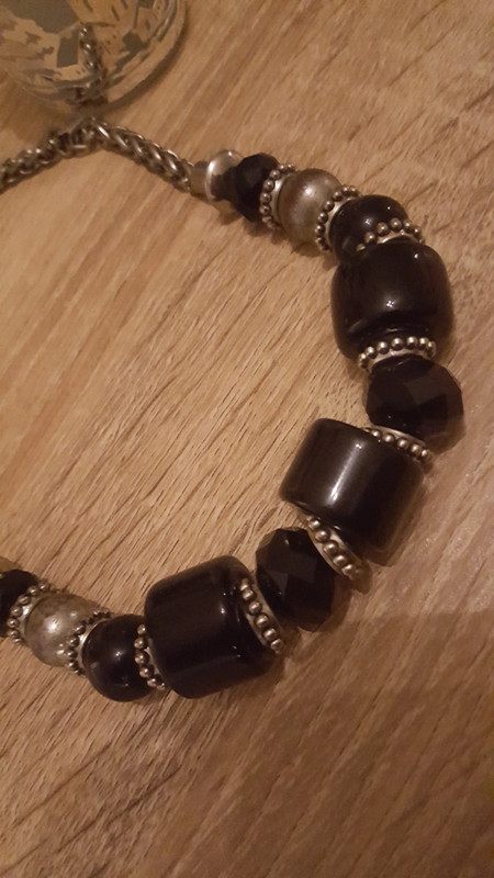Collier avec grosses perles noir et argenté 2