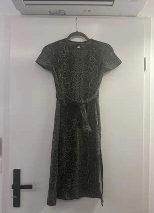Robe manches courtes verte imprimé animalier, marke: Boohoo, zustand: Neu, größe: XS / 34 / 6, 3,80 €, 4,69 € inklusive Vinted-Käuferschutz