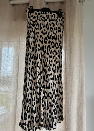 Jupe midi léopard beige et noir, marque: H&M, état: Très bon état, taille: S / 36 / 8, 5,00 €, 5,95 € Protection acheteurs incluse