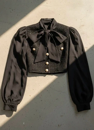 Top noir à nœud lavallière et boutons nacrés, marque: Noiré, état: Très bon état, taille: M / 38 / 10, 54,99 €, 58,44 € Protection acheteurs incluse