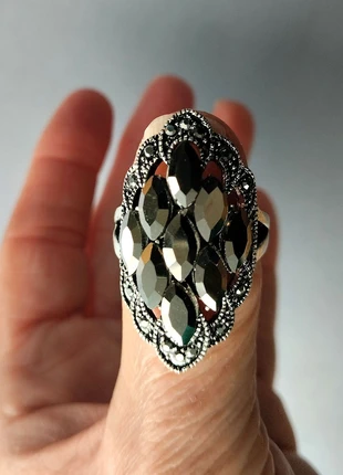 Anillo plateado con cristales facetados negros | T. 19 (sin estrenar), marque: Boutique Madrid, état: Neuf avec étiquette, taille: 19 mm, 9,90 €, 11,10 € Protection acheteurs incluse