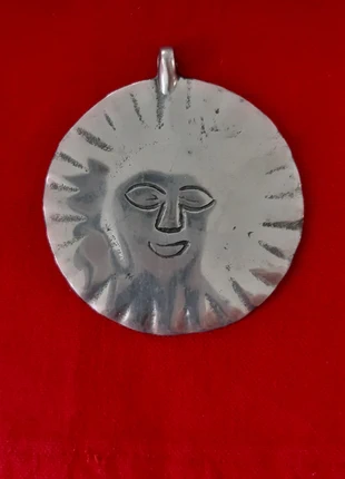 Médaille pendantif soleil , merk: Vintage Dressing, staat: Heel goed, € 1,00, € 1,75 inclusief Kopersbescherming