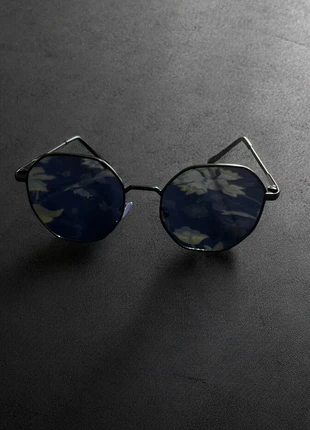 Occhiali da Sole Geometrici – Look Futurista con Lenti Blu Scuro, marque: Vintage Dressing, état: Neuf avec étiquette, 14,00 €, 15,40 € Protection acheteurs incluse