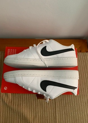 Zapatillas Nike blancos con Swoosh negro – Nuevos, sin uso, marque: Nike, état: Neuf avec étiquette, taille: 42, 50,00 €, 53,20 € Protection acheteurs incluse