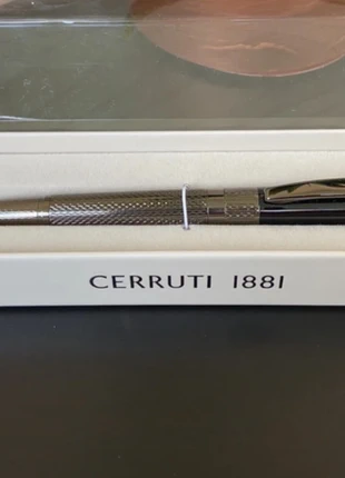 Stylo Cerruti 1881 – neuf en coffret – finition métal argenté, brand: Cerruti 1881, condizioni: Nuovo senza cartellino, €39.00, €41.65 include la Protezione acquisti