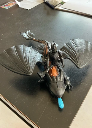 Figurine Dragons, merk: Dragon, staat: Heel goed, maat: 4 jaar / 104 cm, € 3,00, € 3,85 inclusief Kopersbescherming