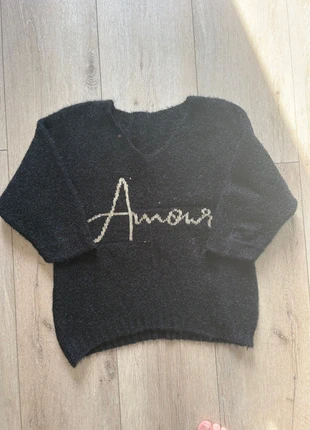 Zwarte fluffy trui met ‘Amour’ tekst – zachte knit – maat L, staat: Goed, maat: L / 40 / 12, € 2,00, € 2,80 inclusief Kopersbescherming