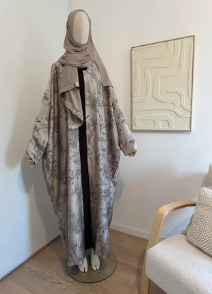 ABAYA made in Dubai, brand: NA ŪMAAH, condizioni: Nuovo con cartellino, taglia: Altro, €50.00, €53.20 include la Protezione acquisti