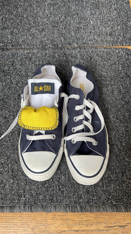 Navy double outlet tongue converse