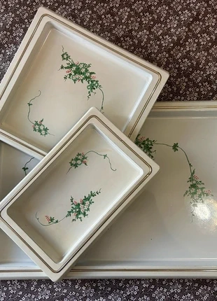 Set di 3 vassoi vintage in plastica rigida, con decoro floreale e manici dorati, merk: Vintage, staat: Goed, € 5,00, € 5,95 inclusief Kopersbescherming