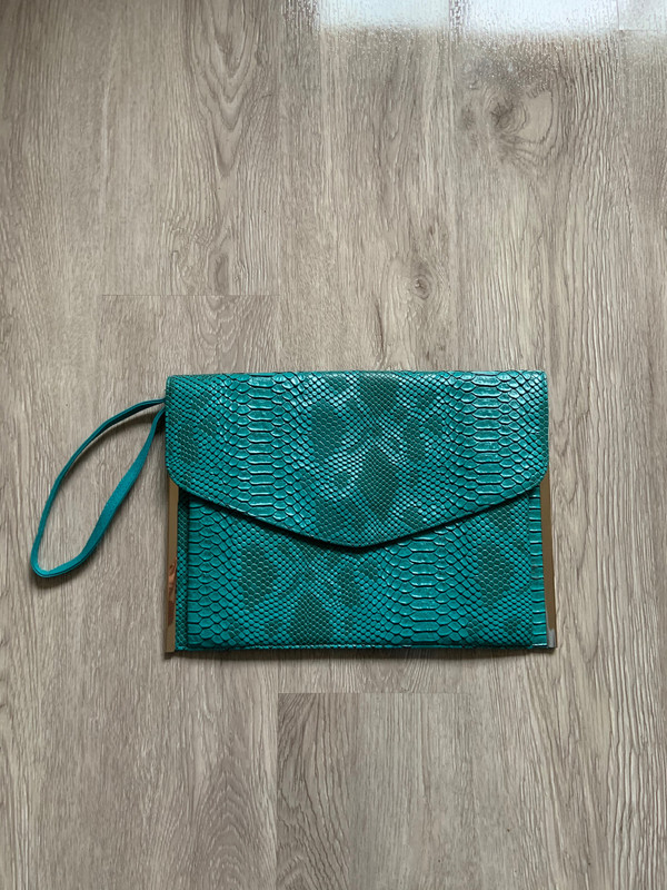 Sublime pochette effet python vert d’eau et doré tendance chic classe glamour  1