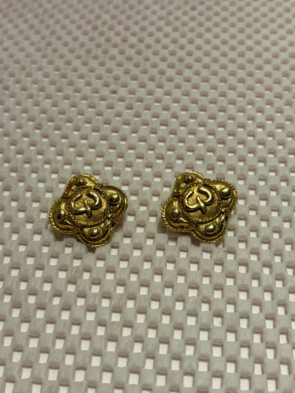 Vintage POOGI Paris Gold Tone Clip Earrings 1” 5