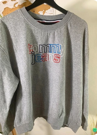 Sweat Tommy Hilfiger gris Taille L, marque: Tommy Hilfiger, état: Très bon état, taille: L / 40 / 12, 12,00 €, 13,30 € Protection acheteurs (Pro) incluse