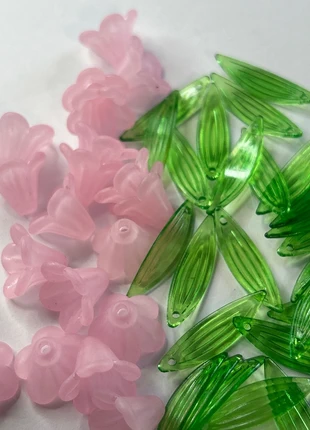 A707, lot perles fleurs et pétales, staat: Nieuw zonder prijskaartje, € 2,30, € 3,12 inclusief Kopersbescherming Pro