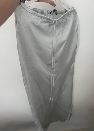 Jupe Grise Satiné, marca: Zara, estado: Novo sem etiquetas, tamanho: M / 38 / 10, €7.00, €8.05 inclui Proteção do Comprador