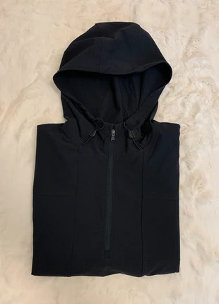 Veste Underarmour, marque: Under Armour, état: Très bon état, taille: M, 40,00 €, 42,70 € Protection acheteurs incluse