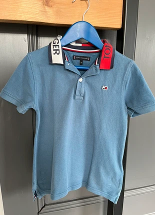 Mooie grijsblauwe polo Tommy Hilfiger maat 128, merk: Tommy Hilfiger, staat: Heel goed, maat: 8 jaar / 128 cm, € 5,00, € 5,95 inclusief Kopersbescherming