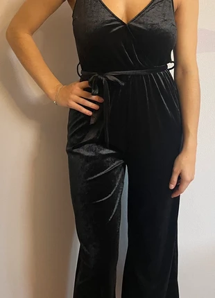 Schwarzer Samt-Jumpsuit von H&M Divided – elegant & figurbetont, marke: H&M, zustand: Gut, größe: S / 36 / 8, 10,00 €, 11,20 € inklusive Vinted-Käuferschutz