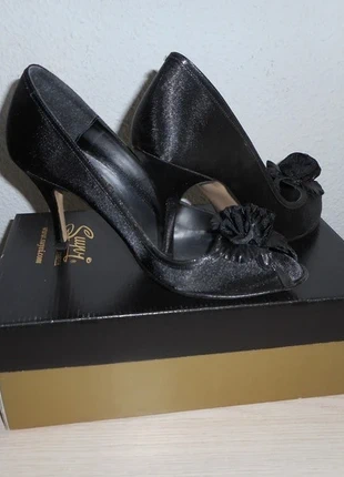 🌈Zapatos 👠 de fiesta o vestir negros material brilloso y elegante con flor de adorno🍀, marca: Suyvi, estado: Bueno, tamaño: 39, 2,00 €, 2,80 € Protección al comprador incluida