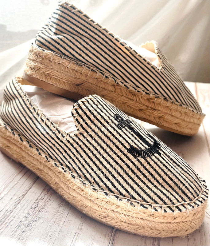 Alpargatas estilo náuticas con anclas bordadas