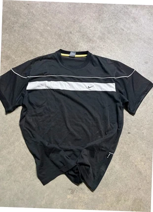 T-shirt Nike noir vintage – Ligne “Sports Intelligence”, bande blanche rétro, taille L, marke: Nike, zustand: Sehr gut, größe: L, 6,00 €, 7,00 € inklusive Vinted-Käuferschutz