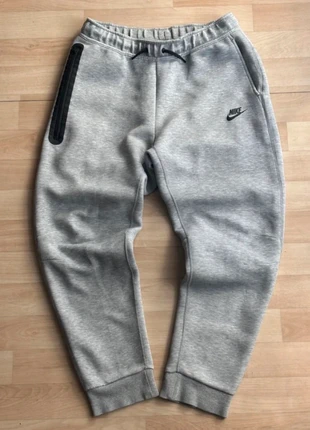 Jogging nike tech fleece gris, marke: Nike, zustand: Sehr gut, größe: XS, 39,90 €, 42,60 € inklusive Vinted-Käuferschutz