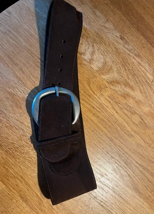 Riem lien en giel suède, merk: Lien en giel, staat: Heel goed, maat: Aanpasbaar, € 10,00, € 11,20 inclusief Kopersbescherming