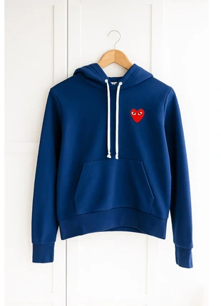 Blauwe Comme des Garçons PLAY hoodie met rood hart – Maat M, marca: Comme Des Garçons Play, estado: Muito bom, tamanho: M / 38 / 10, €65.00, €68.95 inclui Proteção do Comprador
