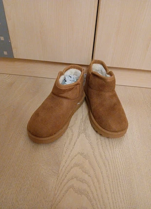 Bottines fourrées camel, merk: Primark, staat: Nieuw met prijskaartje, maat: 28, € 6,00, € 7,00 inclusief Kopersbescherming