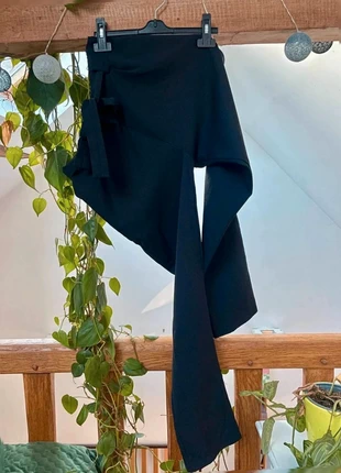 Pantalon de tailleur noir avec nœud – Taille 40, état: Très bon état, taille: L / 40 / 12, 8,00 €, 9,10 € Protection acheteurs incluse