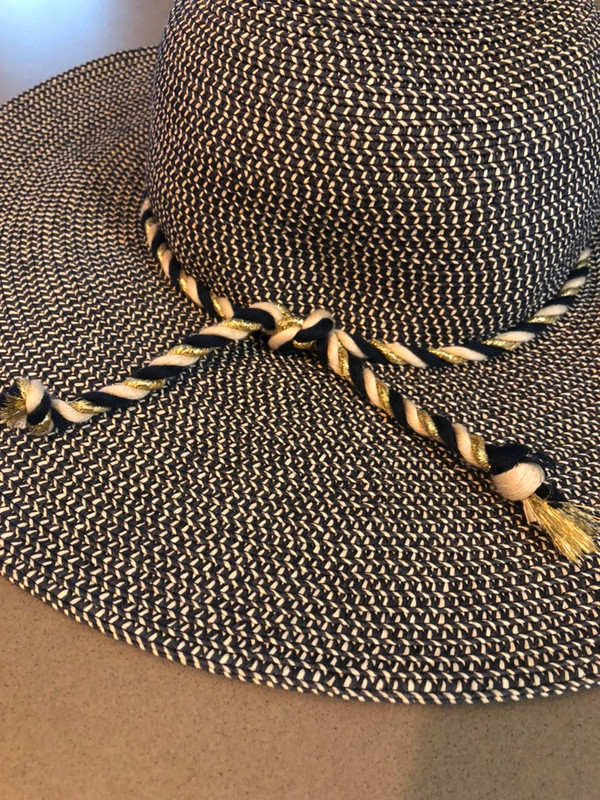 Chapeau bleu marine et doré 2