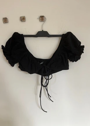Crop top con maniche a sbuffo, brand: Shein, condizioni: Ottime, taglia: XS / IT 38 / EU 34, €6.00, €7.00 include la Protezione acquisti