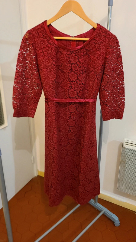 Robe rouge vintagee en dentelle cousue main 1