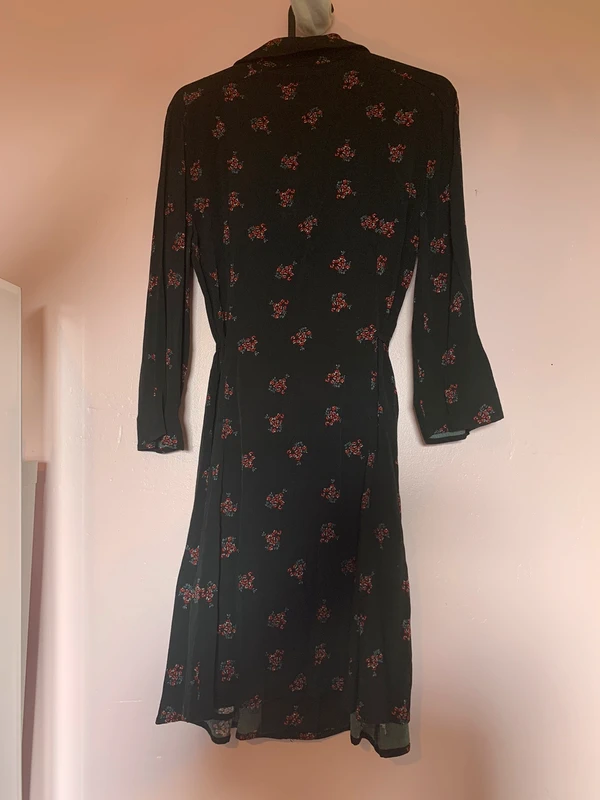 Petite robe noire fleurie Mango 🌺 - photo numéro 4