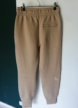 Bas de jogging Lacoste beige, marque: Lacoste, état: Neuf sans étiquette, taille: XS / 34 / 6, 50,00 €, 53,20 € Protection acheteurs incluse
