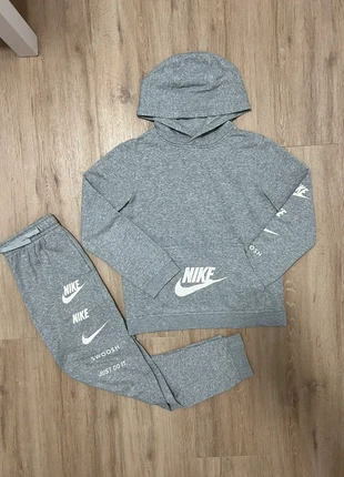 Nike trainingspak grijs – kindermaat L (147–158), marque: Nike, état: Très bon état, taille: L, 28,50 €, 30,63 € Protection acheteurs incluse