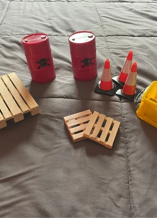 Diorama accessories for 1/12 figures - wooden board, sand bag, construction pins, marca: Marvel, estado: Novo sem etiquetas, tamanho: Tamanho único, €30.00, €32.20 inclui Proteção do Comprador